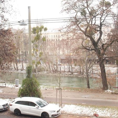 Orestaliving - On The Danube Canal Friedensbruecke 维也纳 外观 照片