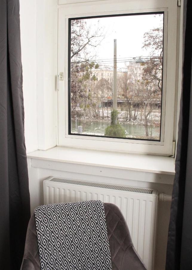 Orestaliving - On The Danube Canal Friedensbruecke 维也纳 外观 照片