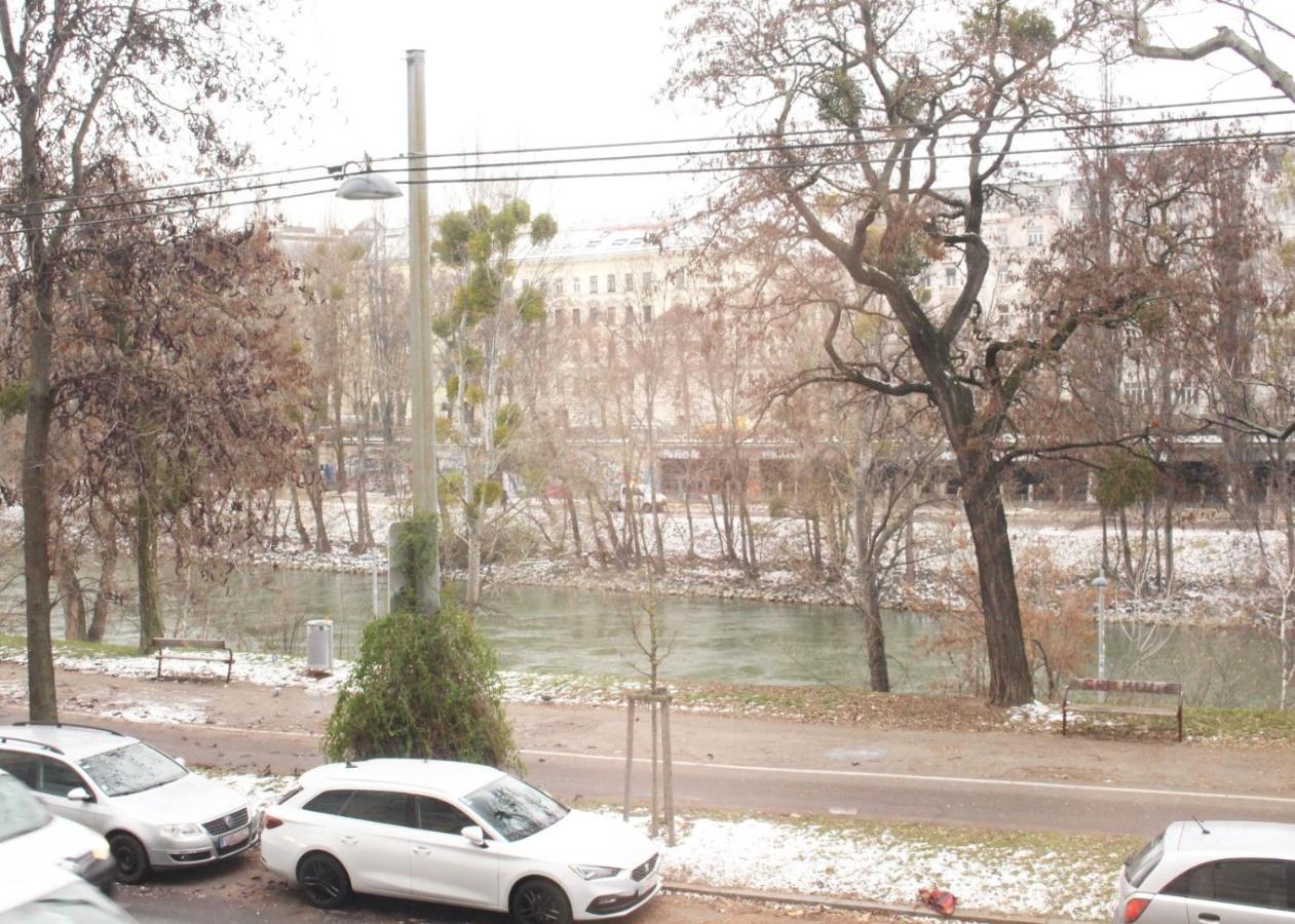 Orestaliving - On The Danube Canal Friedensbruecke 维也纳 外观 照片